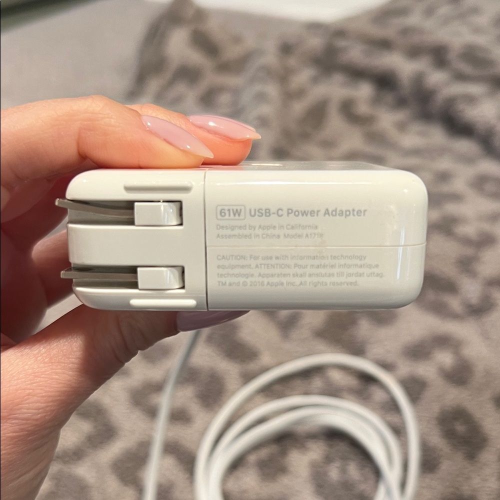 Apple USB-C Power Adapter - Picture 6 of 7